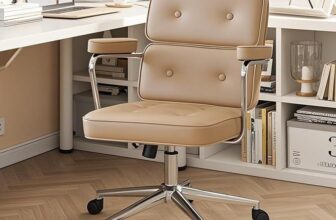 Cadeira de Escritório Compacta Python Fly – Couro Sintético Premium & Base Metálica, Design Moderno (Bege Café)