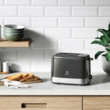 Electrolux Torradeira tostador 8 niveis de tostagem função descongelar reaquecer bandeja coletora migalhas botões luminosos ETS10 preto 110V